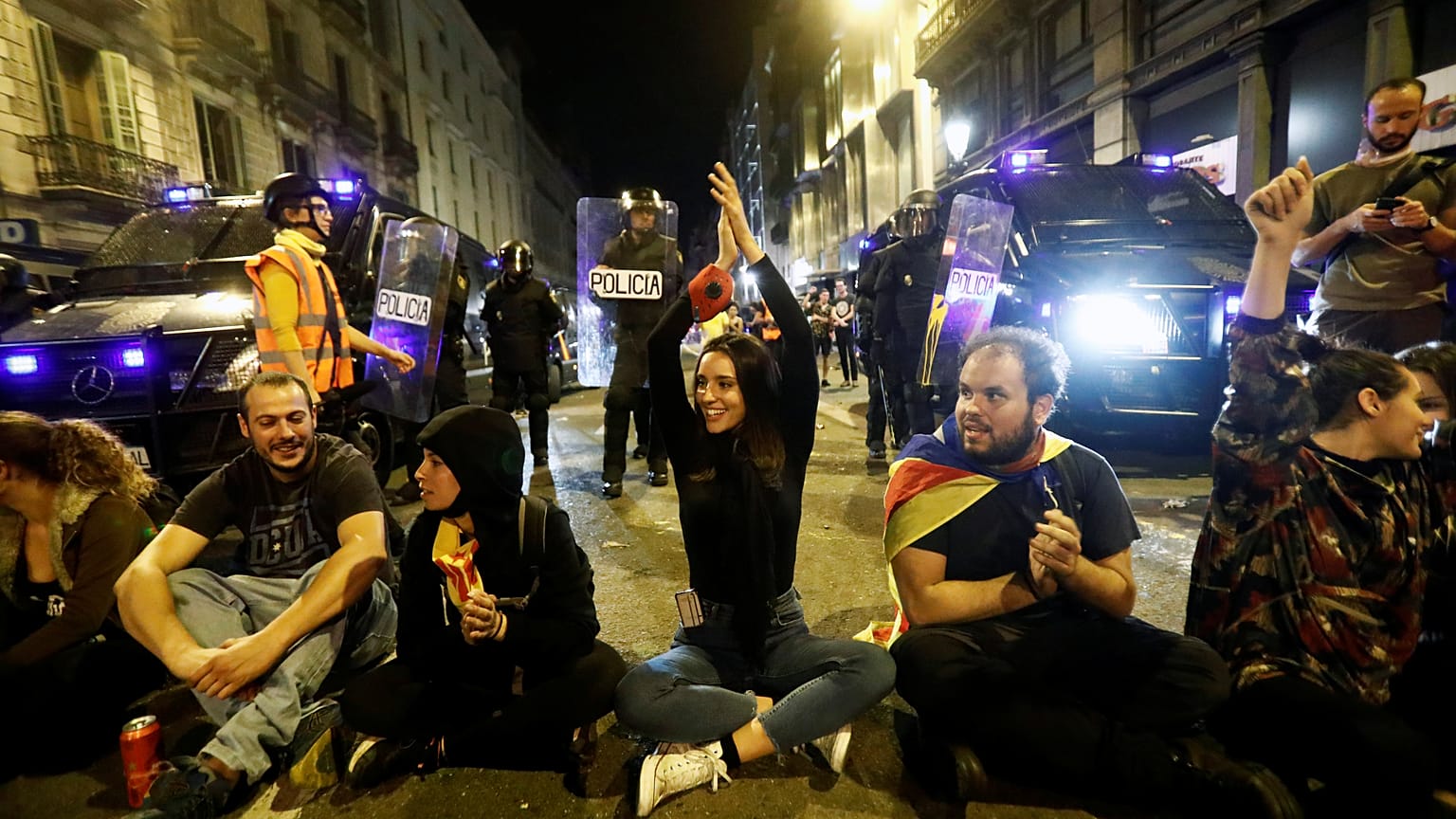 Violência abranda e Catalunha vive uma noite de protestos mais calma