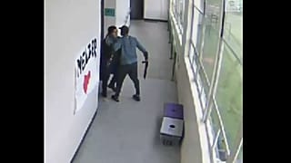 Video: Spor hocası okula tüfekle gelen öğrenciyi sarılarak etkisiz hale getirdi