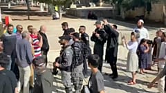 فلسطينيون يجادلون عناصر من القوات الإسرائيلية المرافقة لمستوطنين في باحة المسجد الأقصى - 2019/10/20