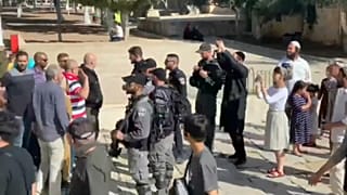 فلسطينيون يجادلون عناصر من القوات الإسرائيلية المرافقة لمستوطنين في باحة المسجد الأقصى - 2019/10/20