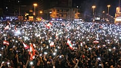 متظاهرون في ساحة عبد الحميد كرامي (ساحة النور) في طرابلس شمال لبنان 