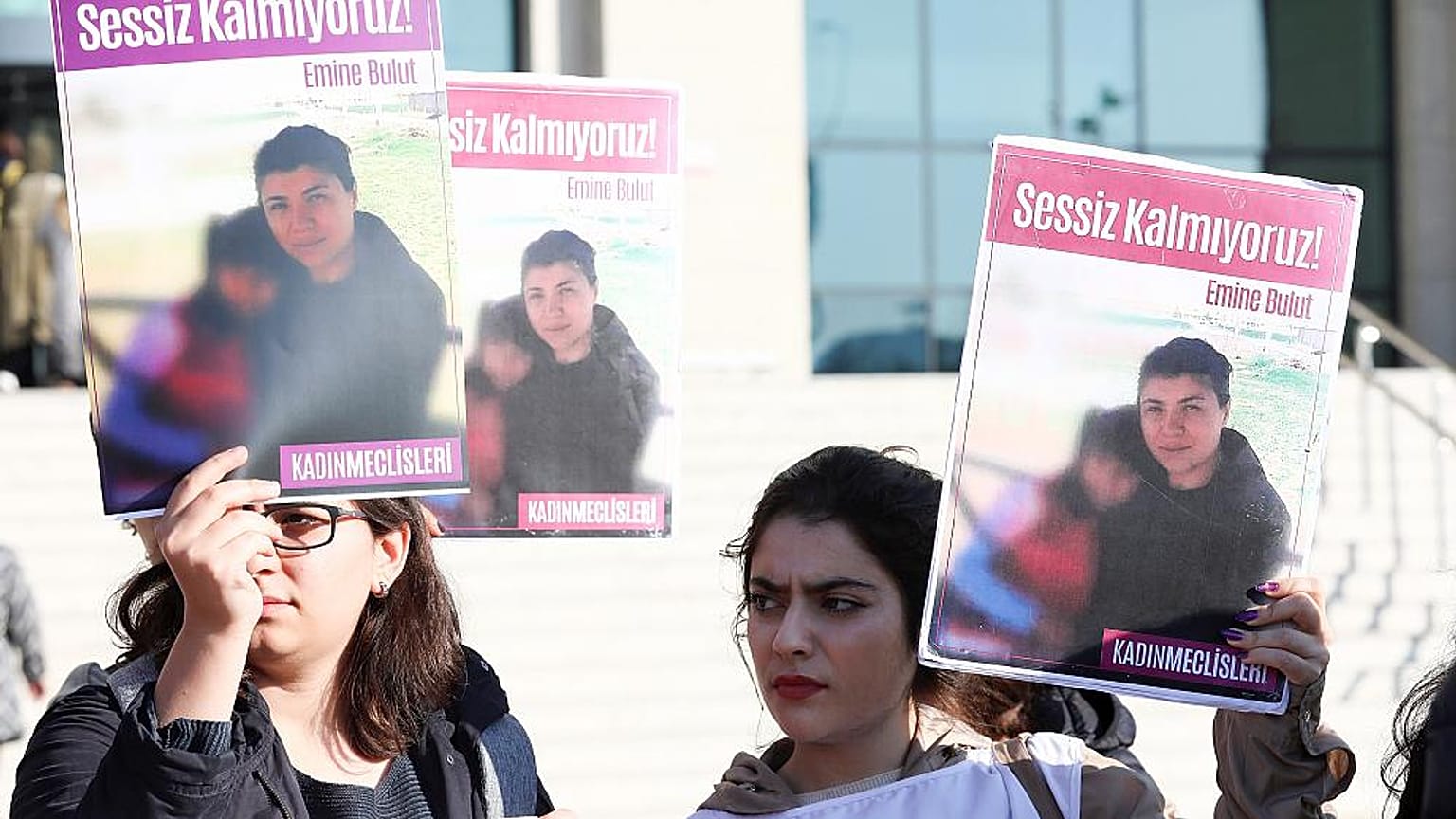 Kırıkkale'de eski eşi Emine Bulut'u 10 yaşındaki kızının yanında boğazından bıçaklayarak öldüren Fedai Varan, ikinci kez hakim karşısına çıktı. 