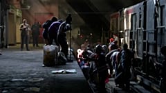 Cientos de personas se reúnen en Santiago de Chile para limpiar el metro tras las revueltas