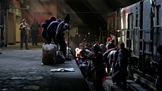 Cientos de personas se reúnen en Santiago de Chile para limpiar el metro tras las revueltas