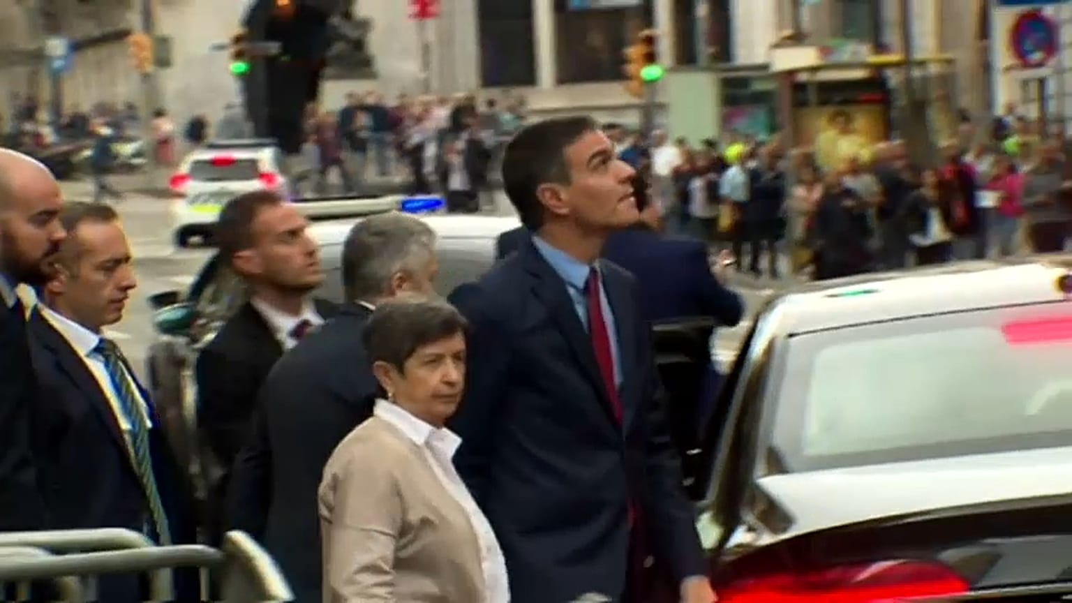 Pedro Sánchez insta por carta a Torra a condenar la violencia en Cataluña