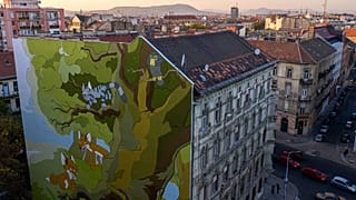 Hatalmas Vuk-festmény egy józsefvárosi házfalon