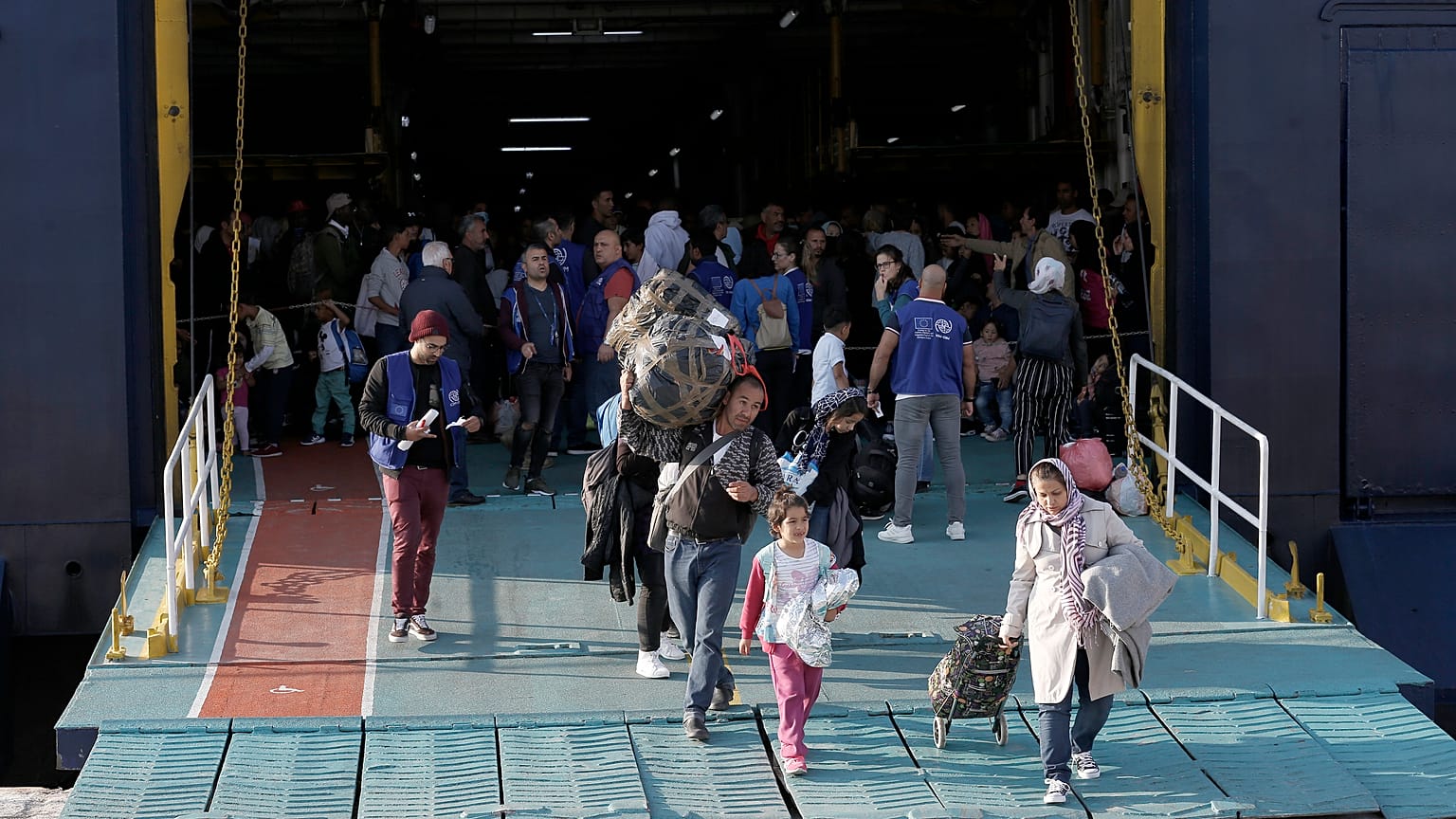 Αιτούντες άσυλο αποβιβάζονται από πλοίο (αρχείου) 
