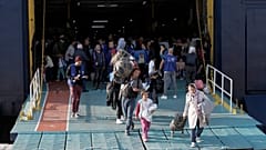 Αιτούντες άσυλο αποβιβάζονται από το πλοίο  (ΑΡΧΕΙΟΥ)