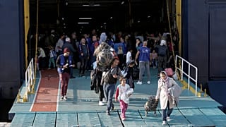 Αιτούντες άσυλο αποβιβάζονται από πλοίο (αρχείου) 