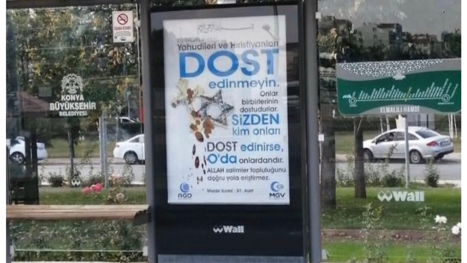 Konya'da "Yahudi ve Hristiyanları dost edinmeyin" afişleri gelen tepkiler üzerine kaldırılıyor