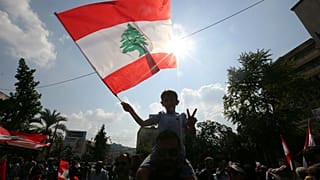 تلاش نیروهای امنیتی لبنان برای بازگشایی جاده‌ها در ششمین روز اعتراضات