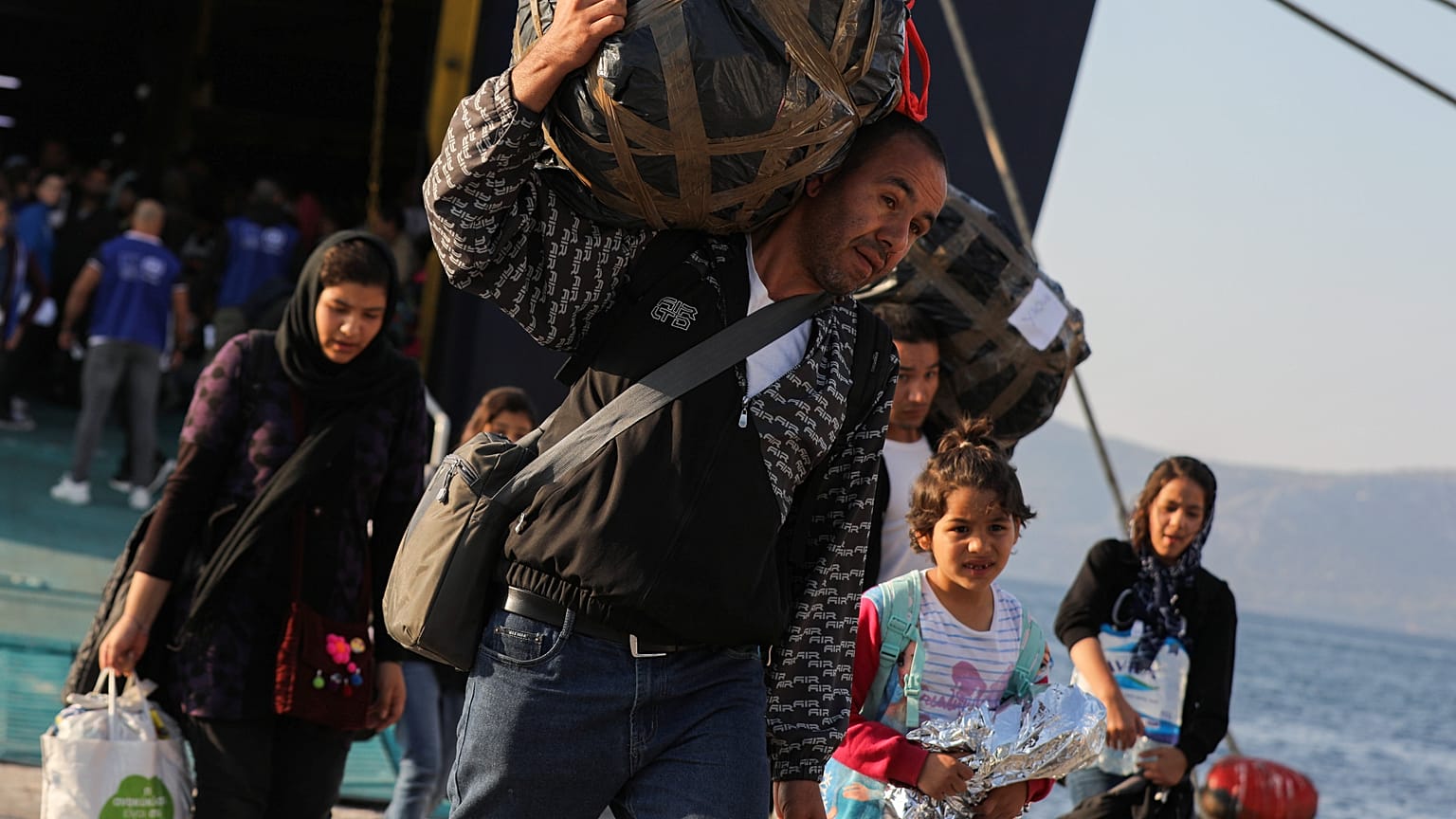 Des réfugiés débarquent dans un port près d'Athènes, le 22/10/2019