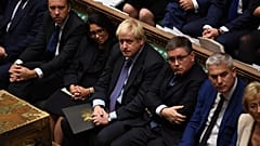 Boris Johnson annuncia una "pausa" di riflessione