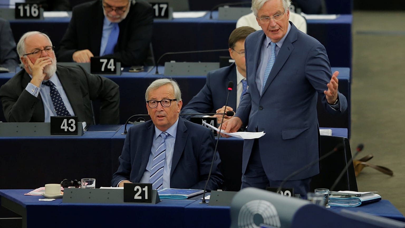 Avrupa Komisyonu Başkanı Jean-Claude Juncker (önde oturan), Avrupa Parlamentosu'nda bir toplantıda