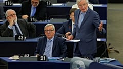 Avrupa Komisyonu Başkanı Jean-Claude Juncker (önde oturan), Avrupa Parlamentosu'nda bir toplantıda