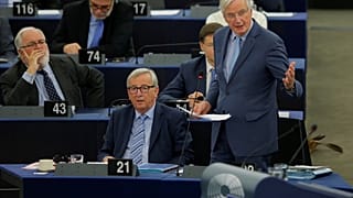 Avrupa Komisyonu Başkanı Jean-Claude Juncker (önde oturan), Avrupa Parlamentosu'nda bir toplantıda