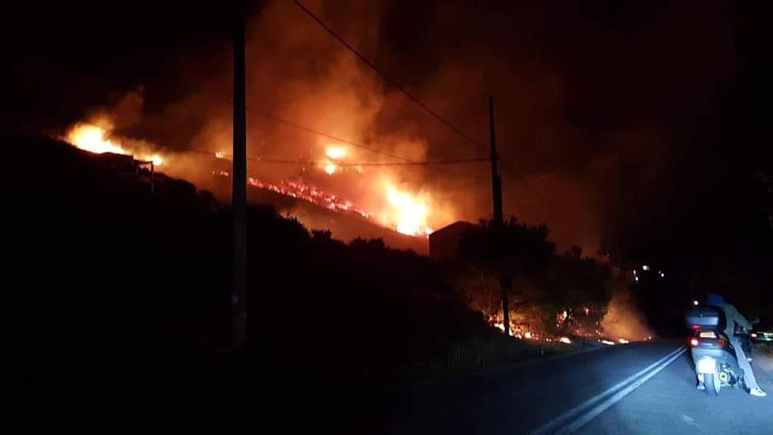 Μεγάλη πυρκαγιά στο Πόρτο Ράφτη