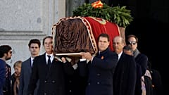 Familiares del difunto dictador español Franco, llevan el ataúd después de la exhumación en el Valle de los Caídos, España, el 24 de octubre de 2019