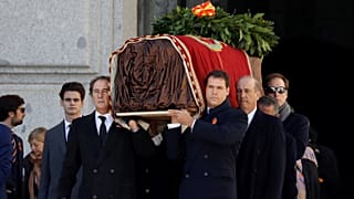 Familiares del difunto dictador español Franco, llevan el ataúd después de la exhumación en el Valle de los Caídos, España, el 24 de octubre de 2019