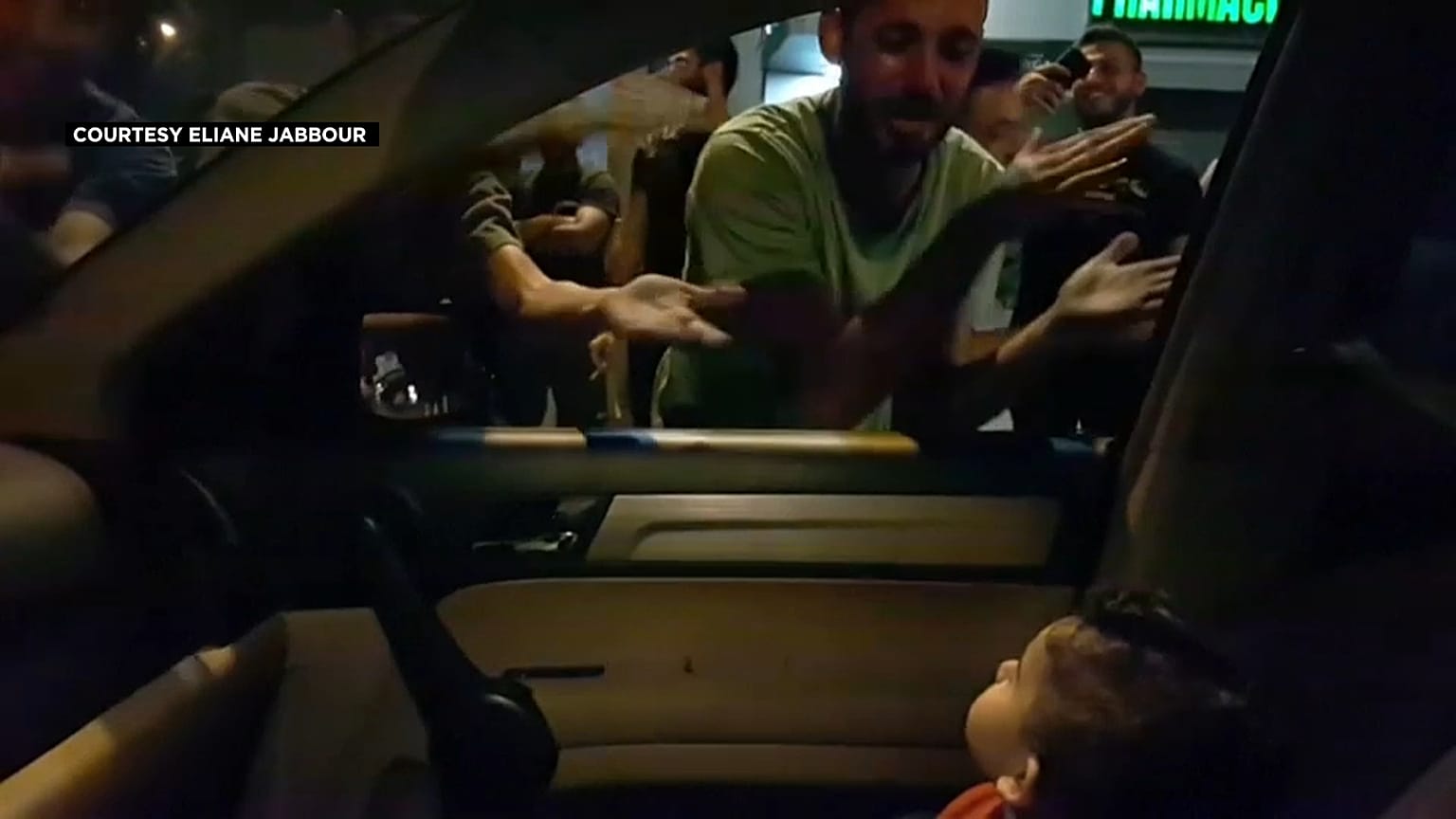 فيديو: استيقظ طفلها خائفاً فغنى له المتظاهرون اللبنانيون "بيبي شارك"!