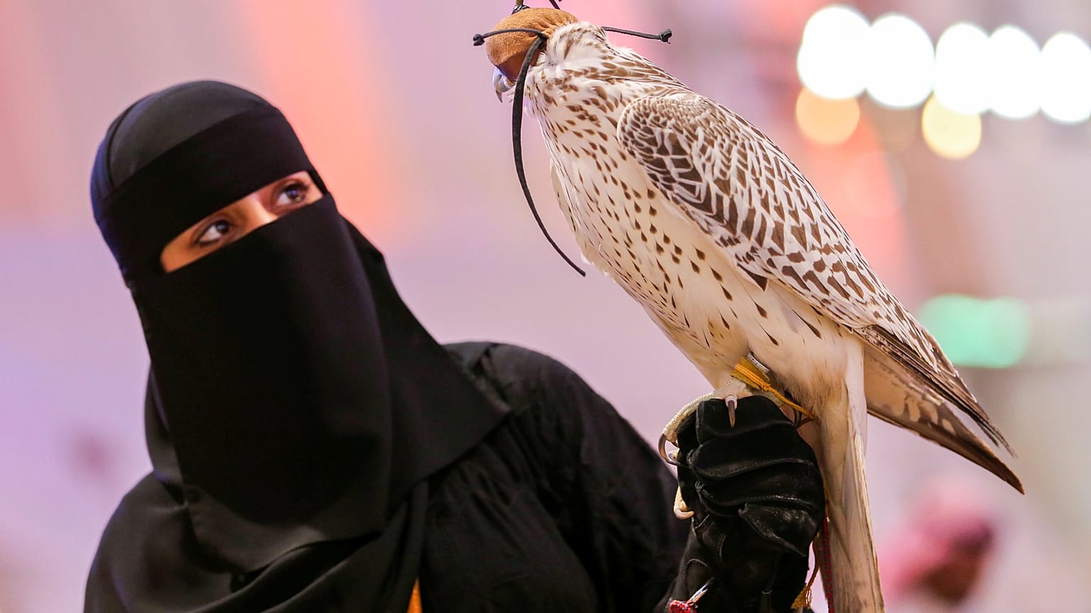 رغم منحهن جوازات سفر دون موافقة "ولي الأمر".. حركة السعوديات لا تزال مقيدة