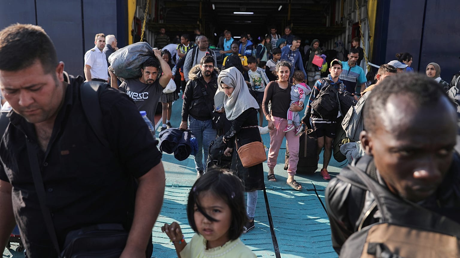 GREEK AUTHORITIES MOVE MIGRANTS TO MAINLAND 