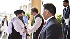 وزير الخارجية الباكستاني شاه محمود قريشي يرحب بالملا عبد الغني باردار، الذي يرأس وفد اللجنة السياسية لحركة طالبان