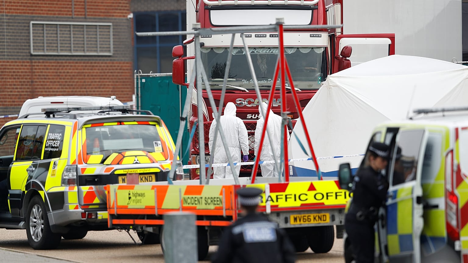 Macabre découverte en Angleterre : 39 corps abandonnés dans un camion 