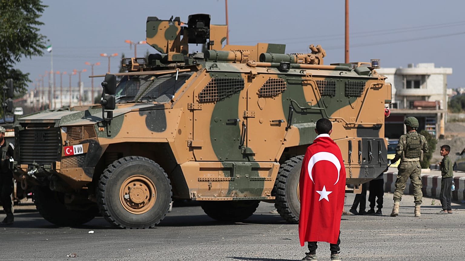 Ein türkisches Militärfahrzeug in der syrischen Stadt Tal Abyad