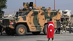 Ein türkisches Militärfahrzeug in der syrischen Stadt Tal Abyad
