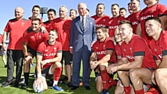 Prinz Charles besucht walisische Rugby-Nationalmannschaft in Tokio