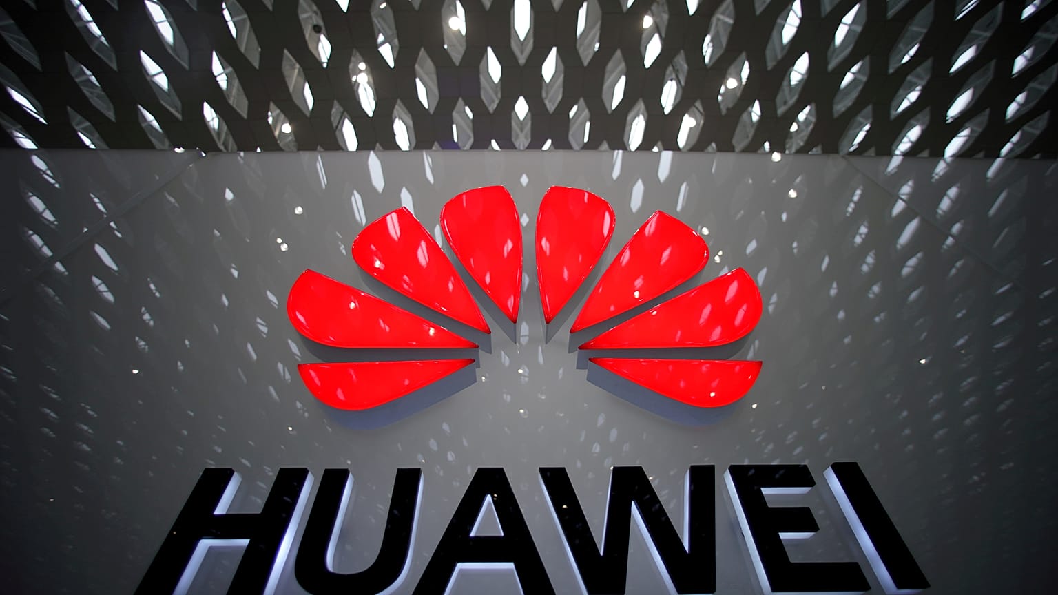 Huawei katlanabilir cep telefonunu Çin'de 2 bin 400 dolara satacak
