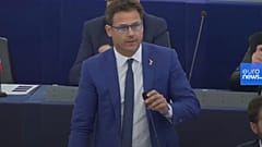 Europarlamento, il leghista Ciocca getta a terra scatola di cioccolatini turchi
