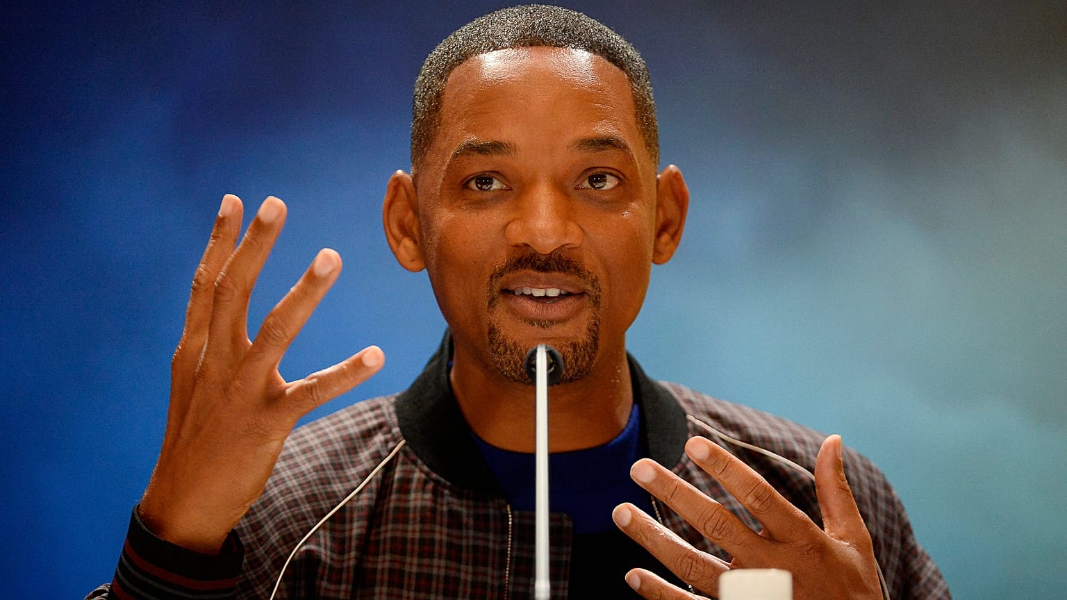 Esti mesét olvas az önként utcán alvóknak Will Smith