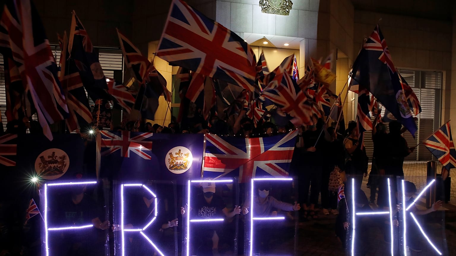Hükümet karşıtı göstericiler Hong Kong'taki İngiliz konsolosluğu önünde "Özgür Hong Kong" pankartı açtı.