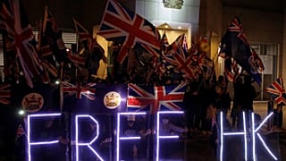 Hükümet karşıtı göstericiler Hong Kong'taki İngiliz konsolosluğu önünde "Özgür Hong Kong" pankartı açtı.