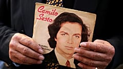 Un aficionado tiene un disco del cantante español Camilo Sesto durante su velada en Madrid, España, el 9 de septiembre de 2019. 