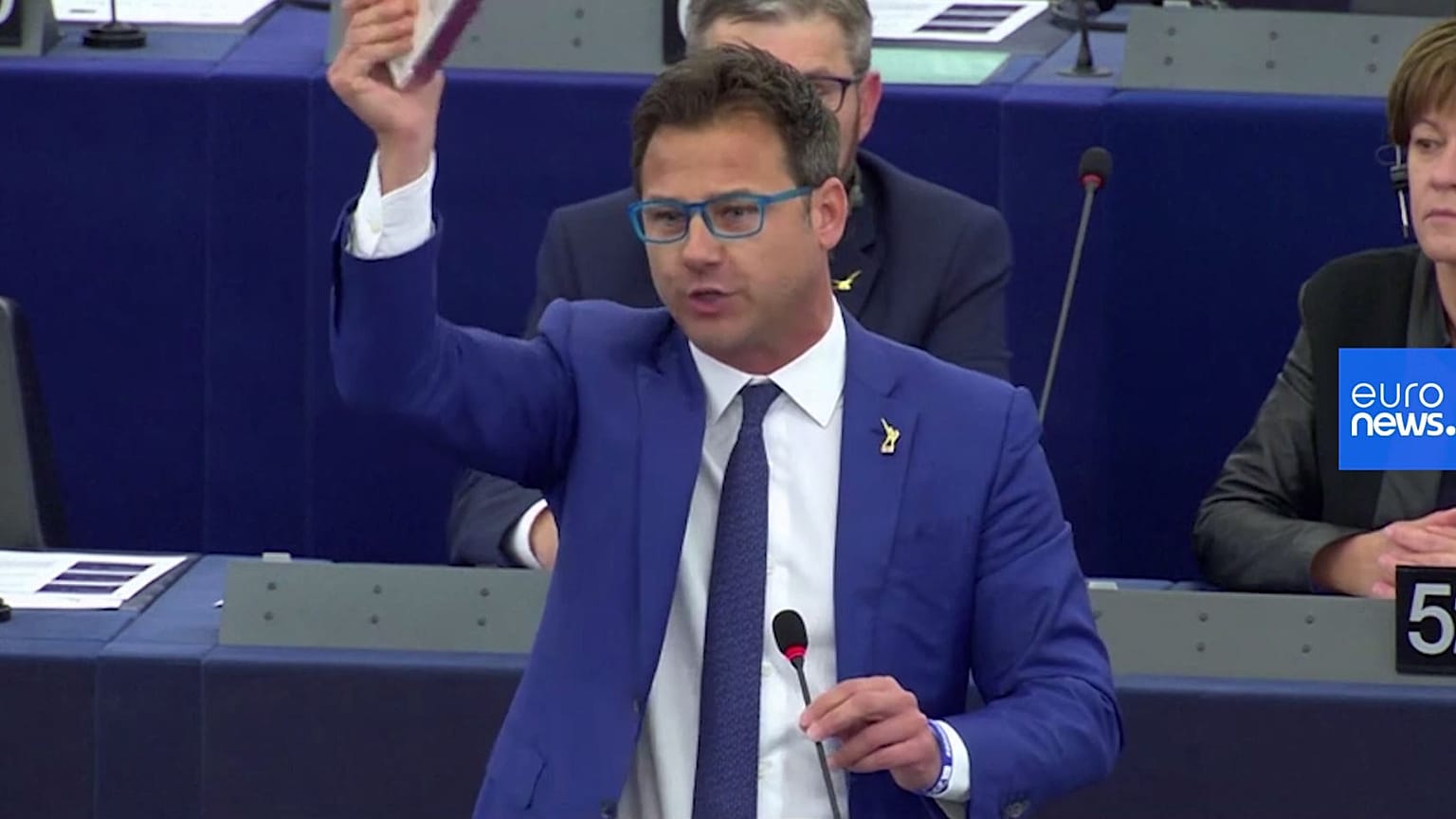 Csokoládét dobálva tiltakozott az EP-ben Salvini pártjának képviselője a török offenzíva ellen