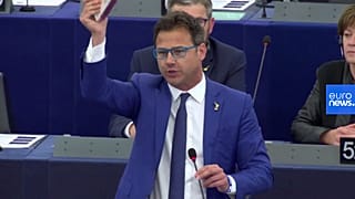 Csokoládét dobálva tiltakozott az EP-ben Salvini pártjának képviselője a török offenzíva ellen