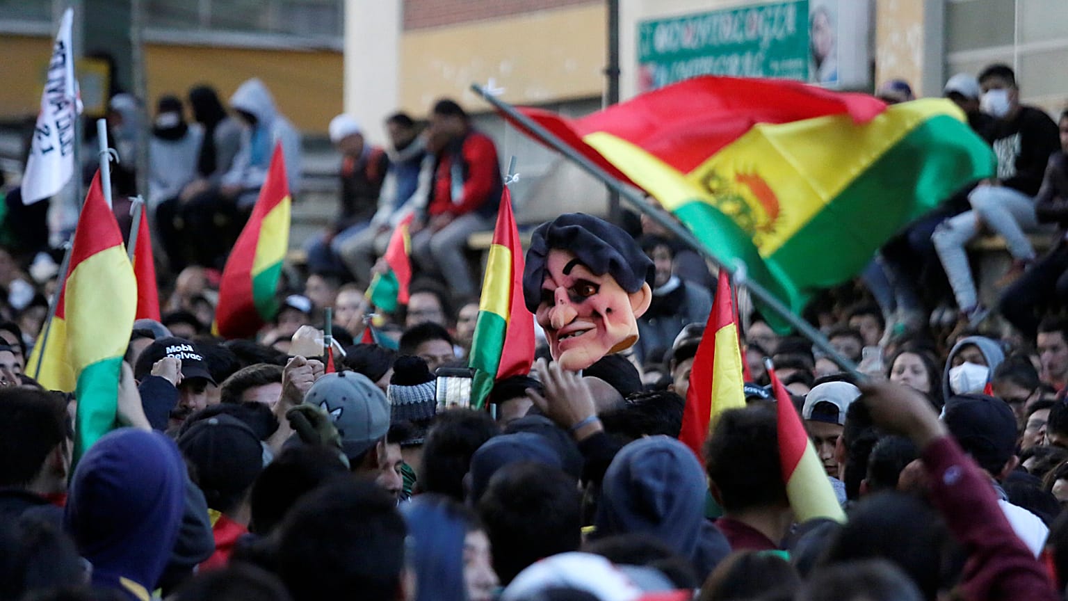 Evo Morales si autoproclama presidente e impone la legge d'emergenza