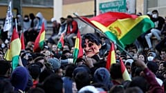 Evo Morales si autoproclama presidente e impone la legge d'emergenza