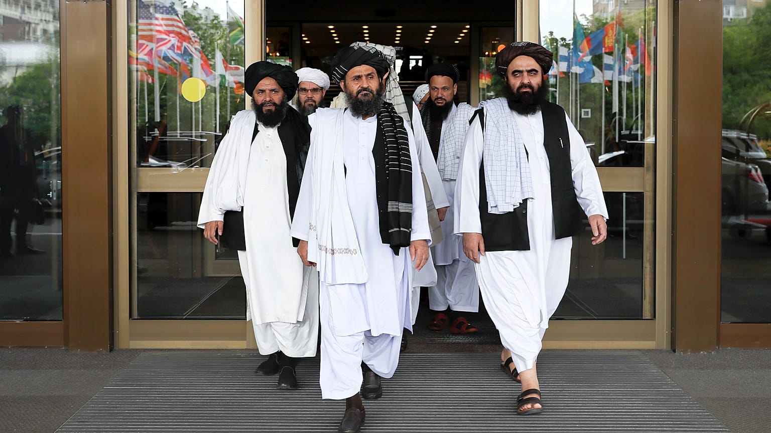 Taliban üyelerinin makyajlı, çiçekli ve el ele fotoğrafları ortaya çıktı