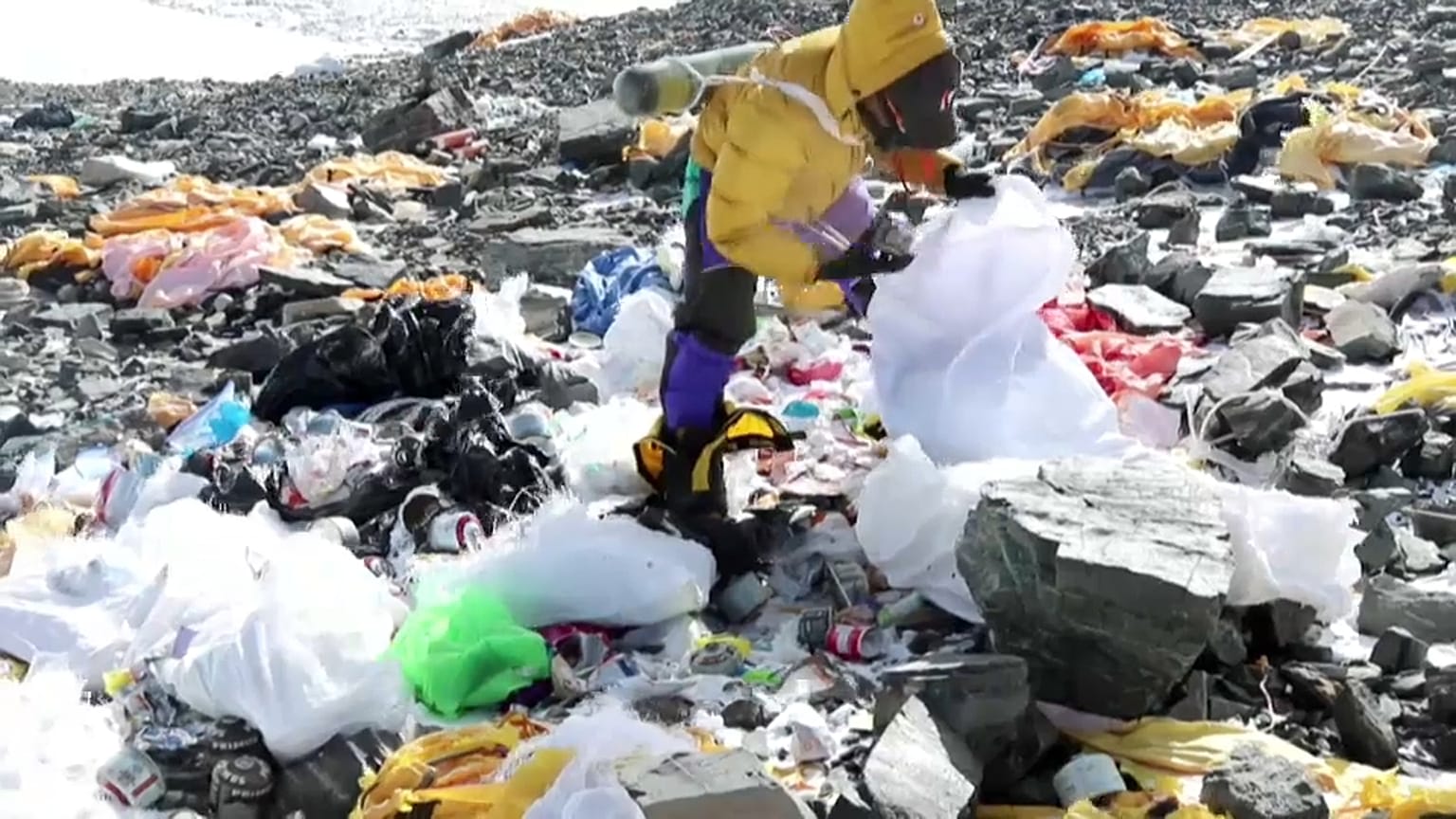 Le Mont Everest se refait une beauté, mais il reste du travail