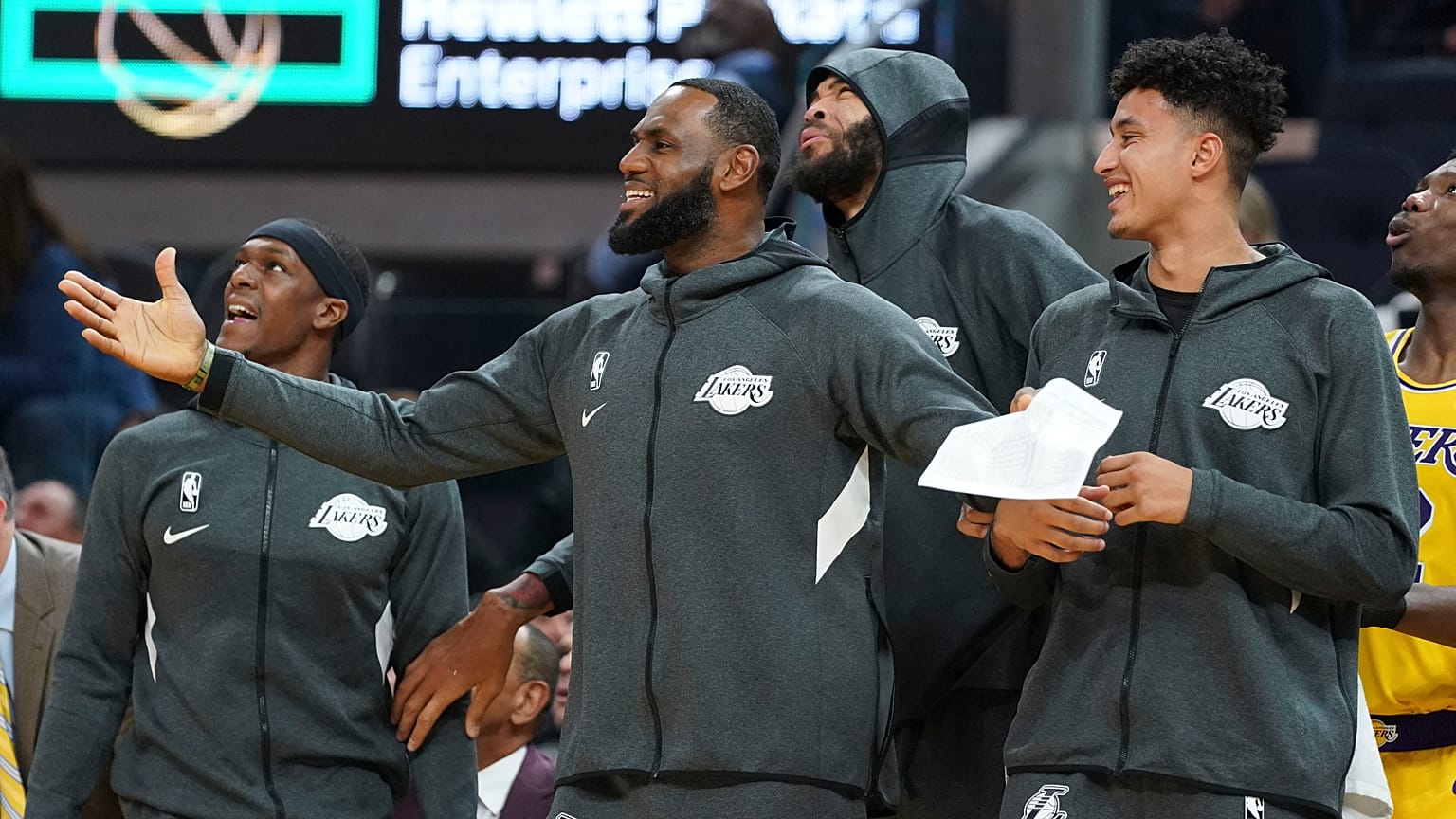 NBA yıldızı LeBron James'a Amerikan milli marşına 'saygısızlık etti' eleştirisi