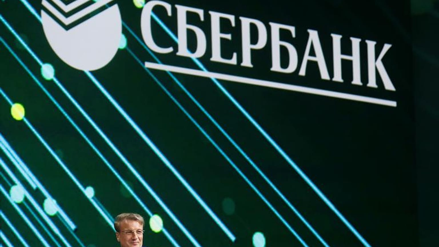 Данные клиентов Сбербанка, возможно, снова утекли в сеть. Как себя обезопасить?