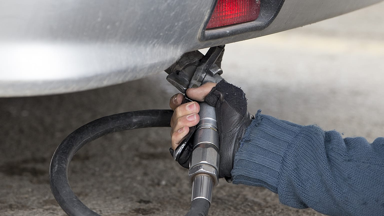 LPG'li otomobile dolum yapılıyor