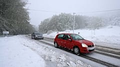 Archives - La circulation rendue difficile après des chutes de neige au col de Vizzavona, non loin de Bocognano en Corse, le 15 mai 2019