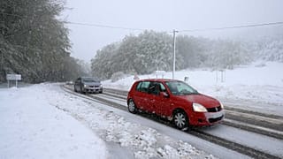 Archives - La circulation rendue difficile après des chutes de neige au col de Vizzavona, non loin de Bocognano en Corse, le 15 mai 2019