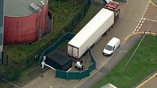 Una veglia spontanea a Grays (Essex) per il tir degli orrori