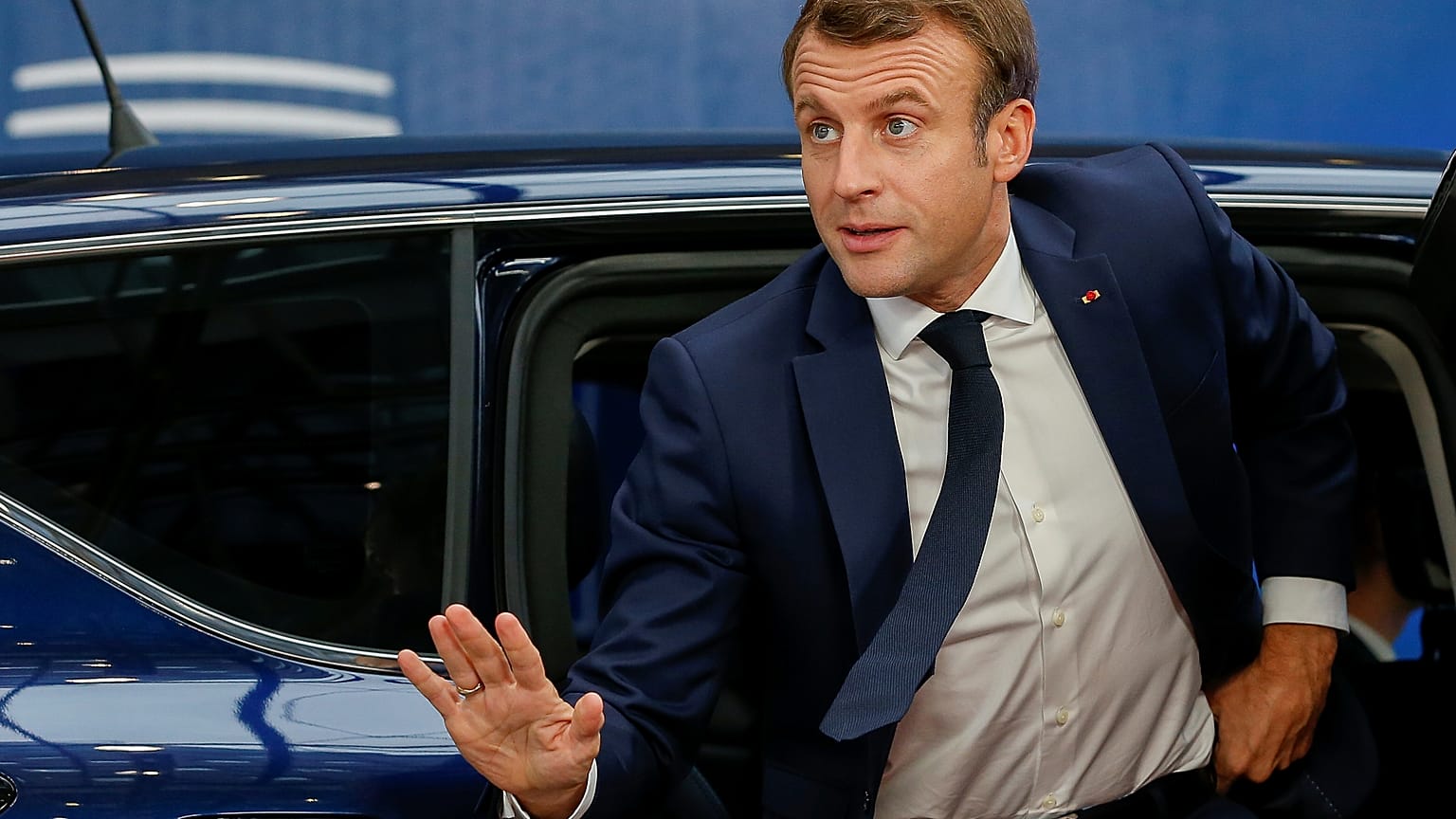 Macron'dan başörtüsü açıklaması: Kamusal alanda örtülmesi benim işim değil 